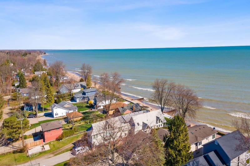 Listing Photo for 5300 Lakeshore