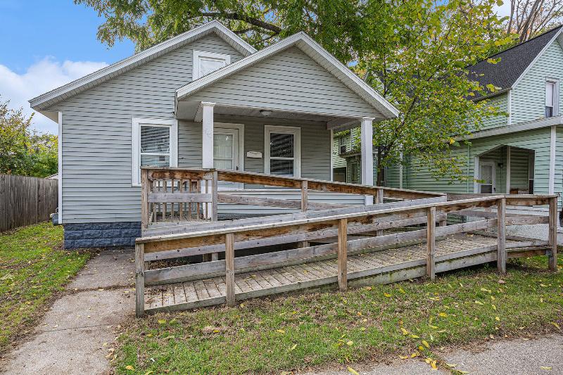 Listing Photo for 440 Woodlawn Street Se