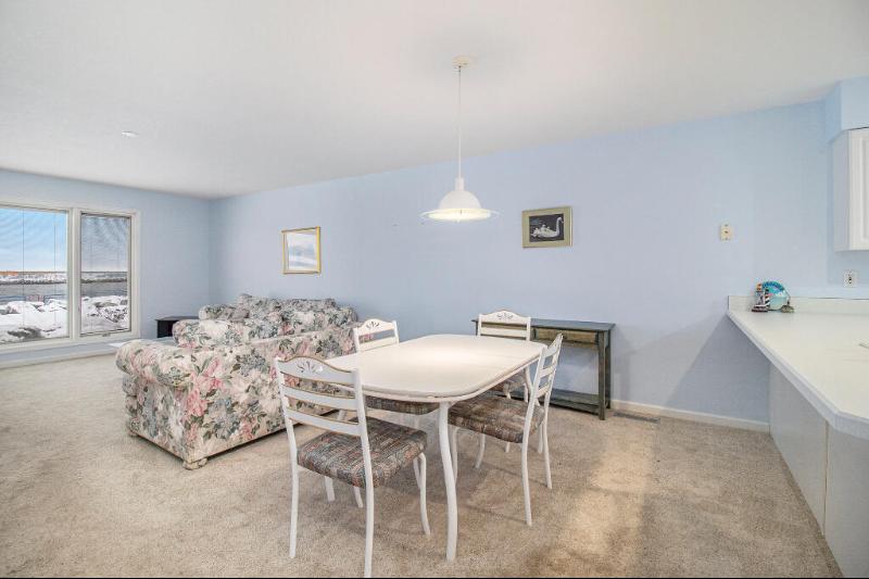 Listing Photo for 215 S Lakeshore Drive 3