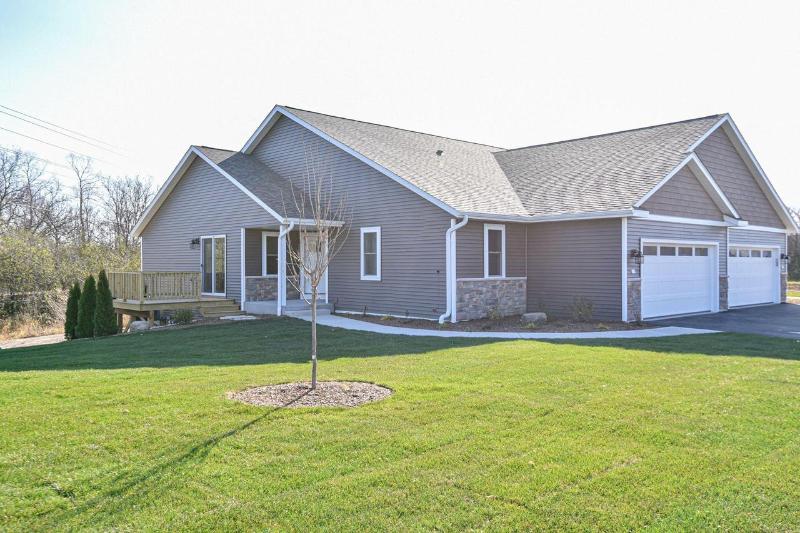 422 Trailview Crossing Waterford, WI 53185-4380