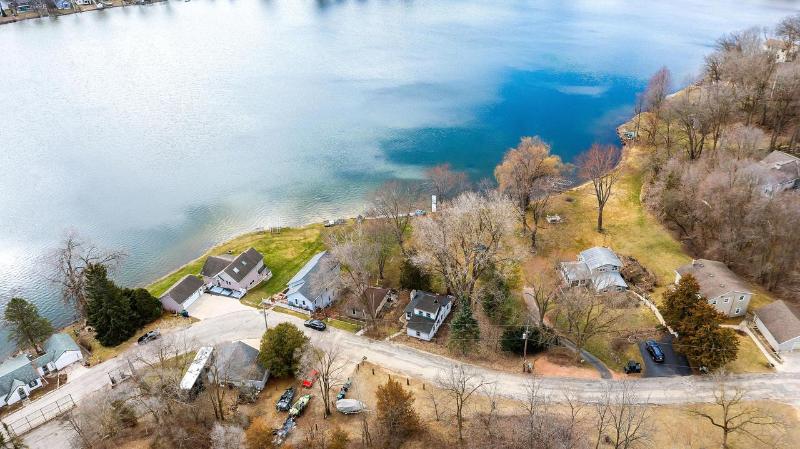 2485 North Wallace Lake Drive West Bend, WI 53090-1150