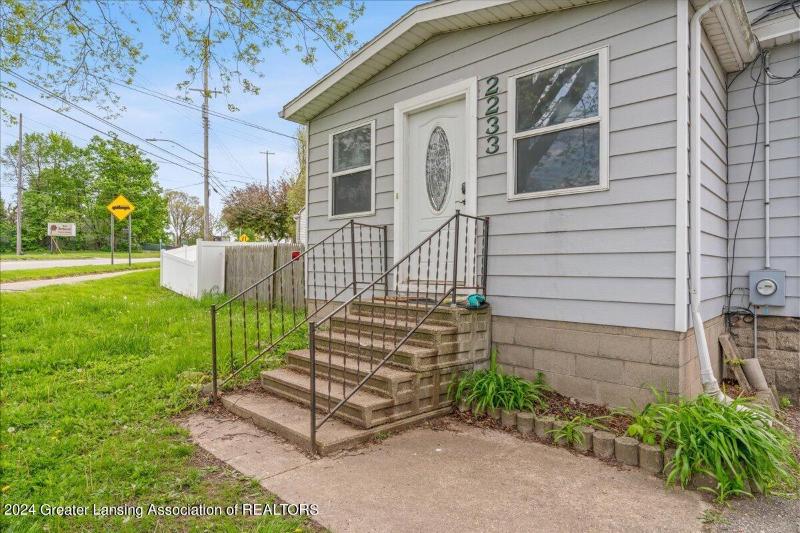 Listing Photo for 2233 N Grand River Avenue