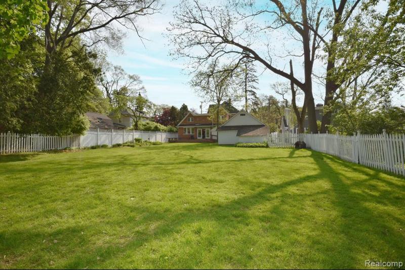 Listing Photo for 32647 Franklin Road