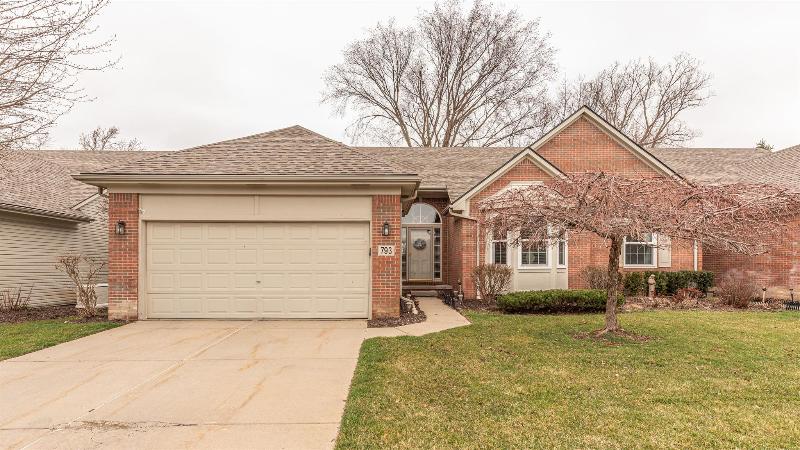793 Woodhaven Drive, Commerce Township