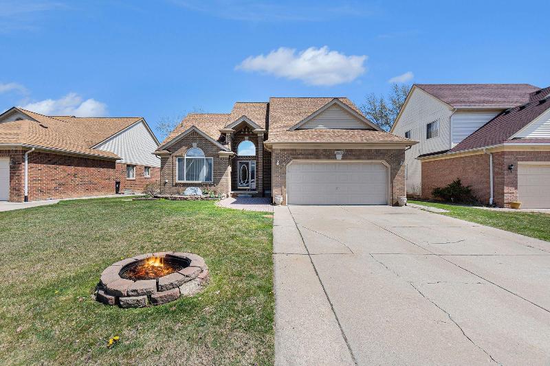 33572 Lamparter Drive, Sterling Heights