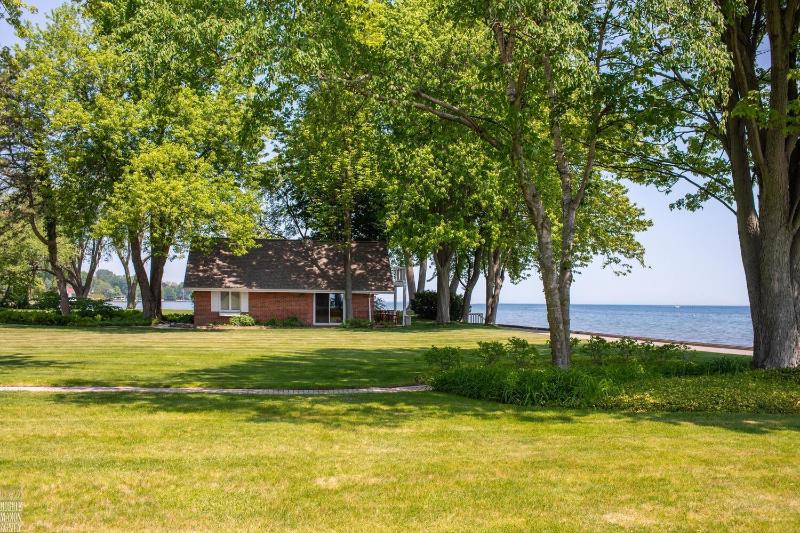 Listing Photo for 824 Lakeshore
