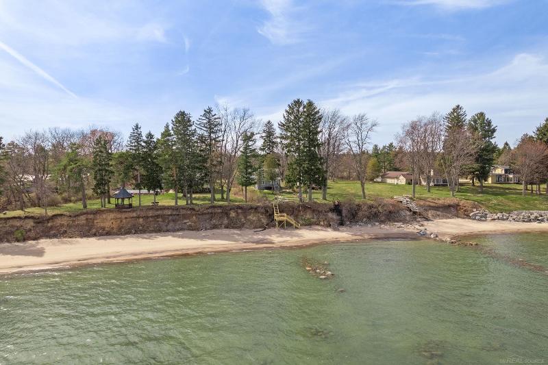 Listing Photo for 3705 Lakeshore