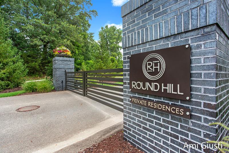 Listing Photo for 6538 Round Hill Court Se