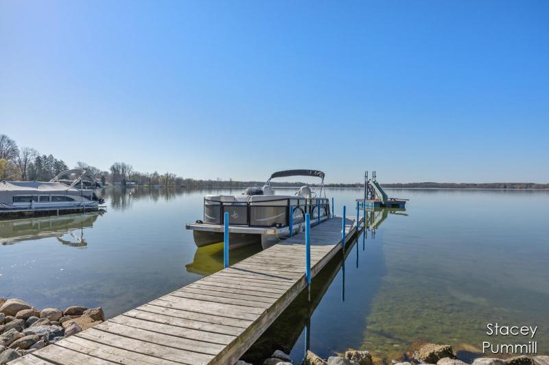 Listing Photo for 834 Lakeview Drive