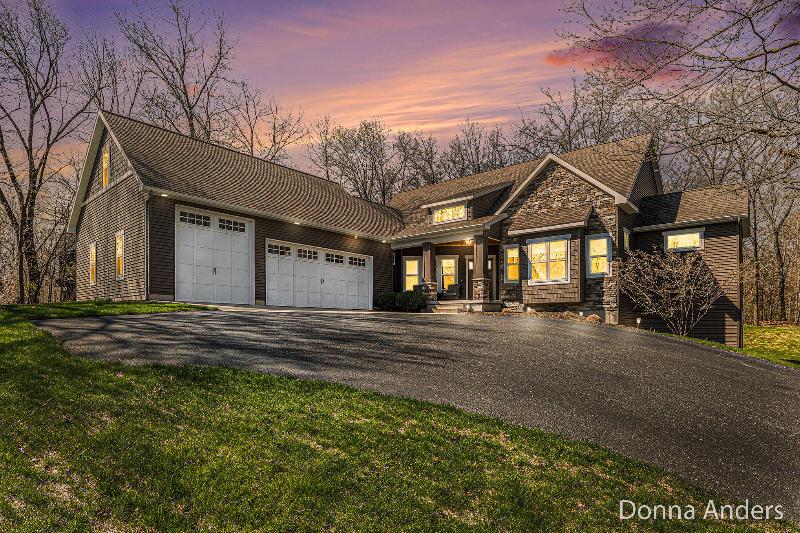 Listing Photo for 8701 Camelot Drive Ne